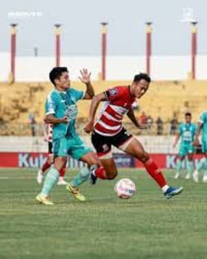 madura_bersatu_vs_psbs_biak_numfor_berakhir_imbang_00_di_super_league_babak_19