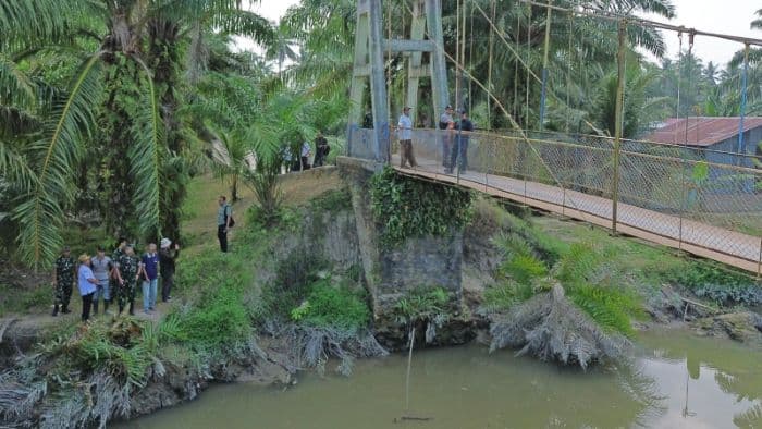 satgas_tni_ad_bangun_lima_jembatan_gantung_di_asahanbatu_bara