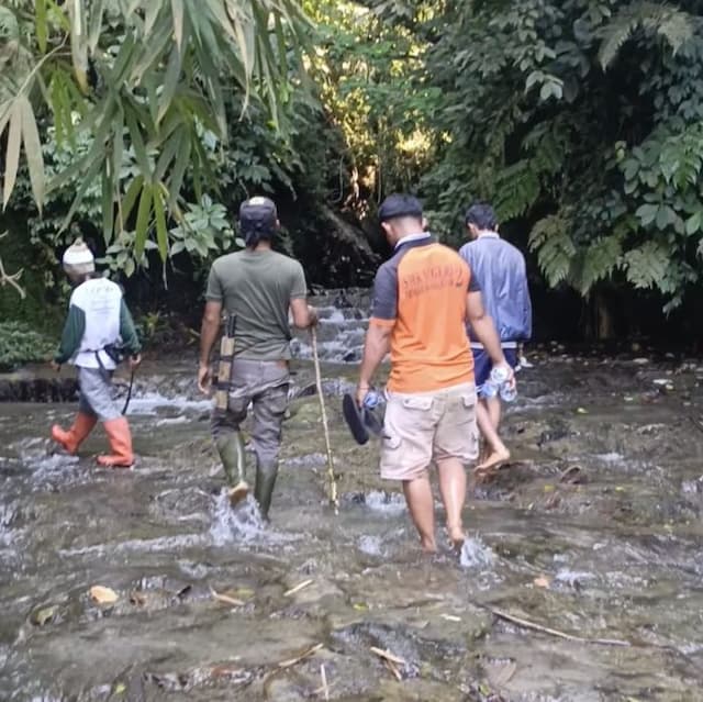 warga_maniksilau_sisir_hutan_dan_sungai_cari_sabam_purba_yang_hilang_sejak_jumat