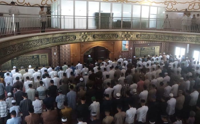 bupati_dan_wabup_sergai_salat_id_2025_bersama_ribuan_warga_di_masjid_agung