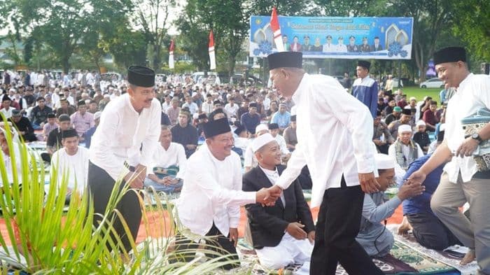 bupati_langkat_salat_idulfitri_bersama_ratusan_umat_di_alunalun_stabat