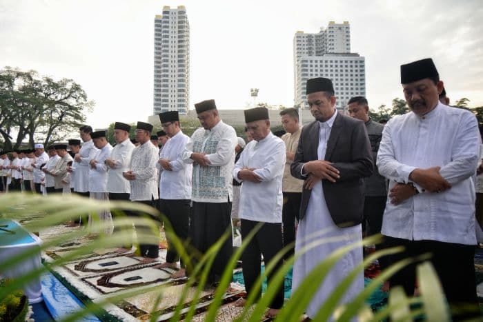 gubernur_sumut_dan_wali_kota_medan_bersama_ribuan_warga_salat_id