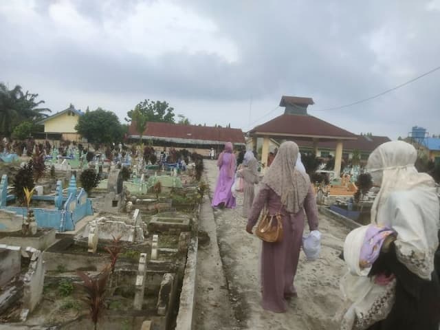 lebaran_pertama_warga_kisaran_padati_pemakaman_umum