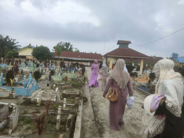 lebaran_pertama_warga_kisaran_padati_pemakaman_umum