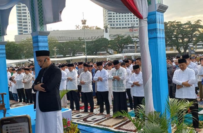 gubernur_bobby_nasution_dan_wali_kota_rico_waas_salat_id_di_lapangan_merdeka_medan