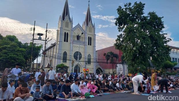 salat_id_membludak_jemaah_menyusup_ke_halaman_gereja