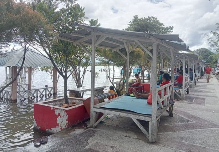 libur_lebaran_2025_pantai_pasir_putih_parparean_toba_ramai_dikunjungi_wisatawan