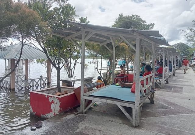 libur_lebaran_2025_pantai_pasir_putih_parparean_toba_ramai_dikunjungi_wisatawan