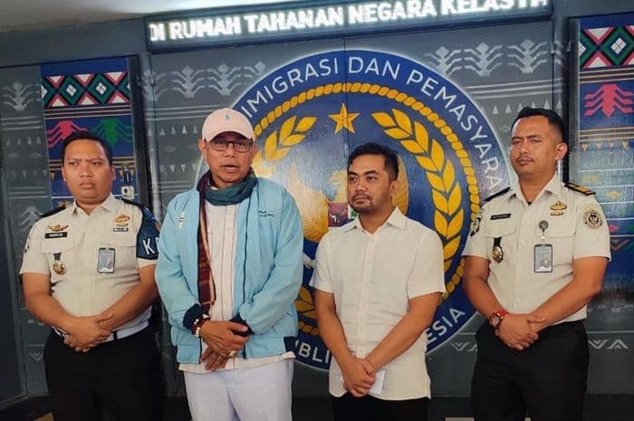 amsal_christy_sitepu_keluar_dari_rutan_didampingi_hinca_panjaitan_usai_penangguhan_dikabulkan