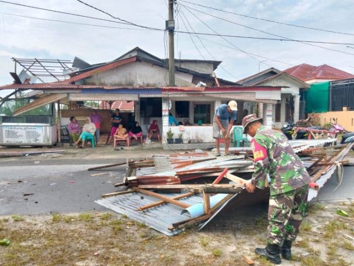 angin_kencang_hantam_puluhan_rumah_di_pagar_merbau_deli_serdang