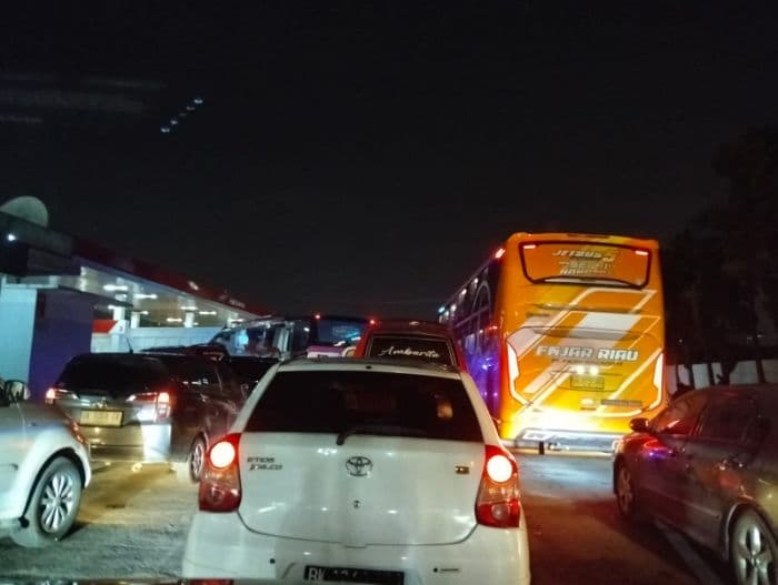 antrean_kendaraan_padati_sejumlah_spbu_deli_serdang