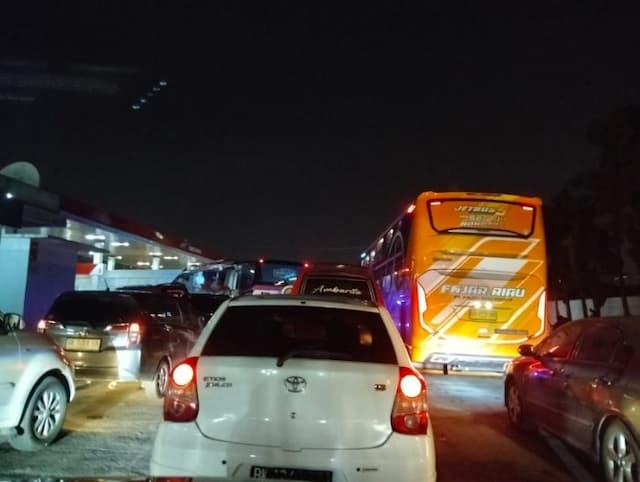 antrean_kendaraan_padati_sejumlah_spbu_deli_serdang
