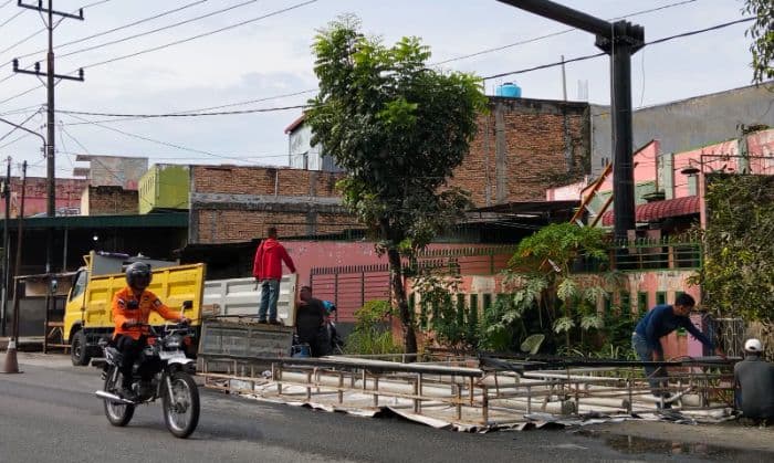 papan_reklame_di_lubuk_pakam_tumbang_dihantam_hujan_dan_angin_kencang_