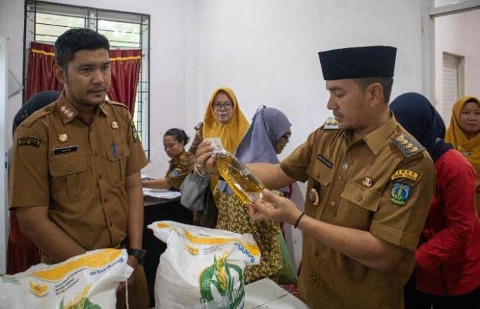 wali_kota_tebing_tinggi_tinjau_bantuan_pangan_bapanas_ribuan_warga_bajenis_terima_beras_dan_minyak