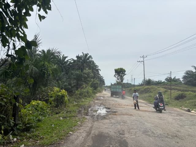 jalan_lintas_siantartanah_jawa_rusak_parah_warga_minta_segera_diperbaiki