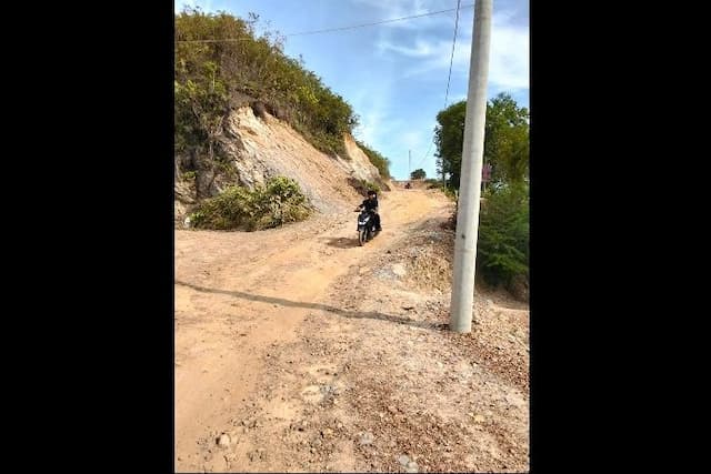 pelaku_wisata_pantai_pandaratan_tagih_janji_bupati_tapteng_soal_perbaikan_jalan