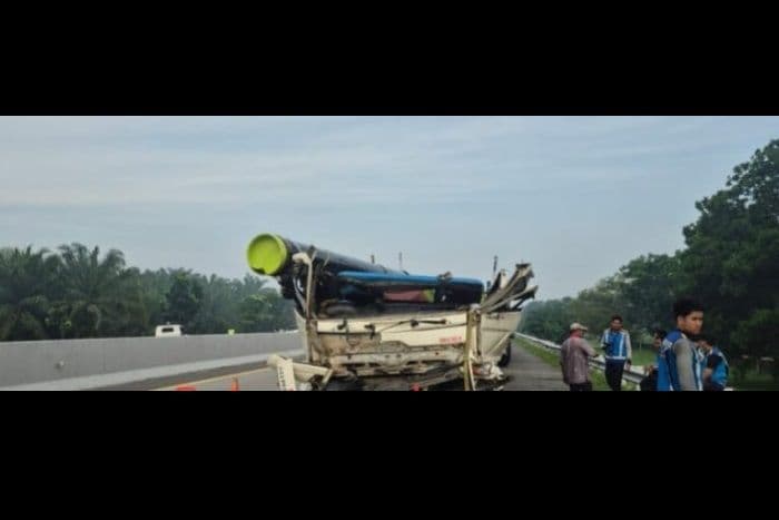 tabrakan_beruntun_di_tol_lubuk_pakamtebing_tinggi_muatan_pipa_berserakan_dan_dua_orang_terluka