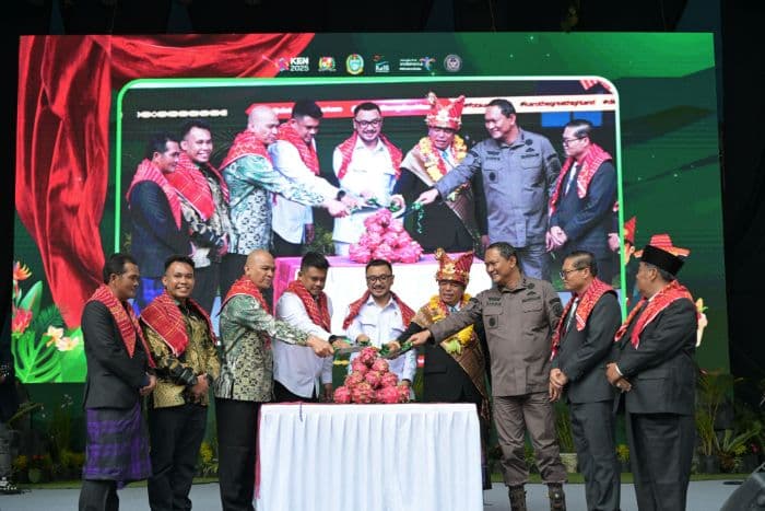 buka_festival_bunga_dan_buah_karo_2025_gubernur_bobby_disambut_meriah_warga