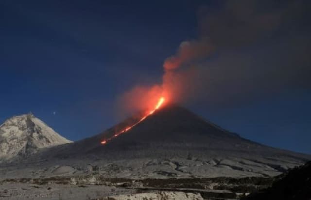 gunung_klyuchevskoy_meletus_usai_gempa_dahsyat_guncang_rusia