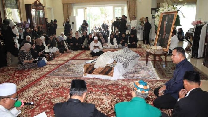 suryadharma_ali_dimakamkan_di_pesantren_pribadi_ratusan_santri_iringi_prosesi