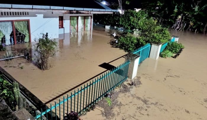 banjir_serbelawan_rendam_puluhan_rumah_enam_warga_dievakuasi_dari_atap