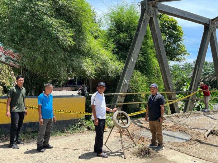 gotong_royong_tutup_lubang_jembatan_sungai_wampu_bahorok_antisipasi_kecelakaan
