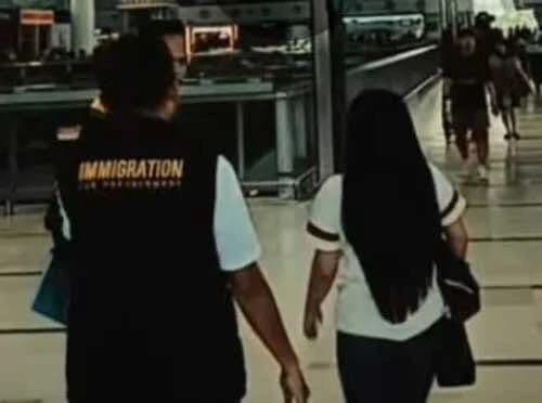 imigrasi_belawan_deportasi_wn_kamboja_karena_overstay_149_hari_di_indonesia