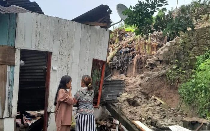 satu_rumah_rusak_parah_dan_delapan_warga_terluka_akibat_banjirlongsor_di_pematangsiantar
