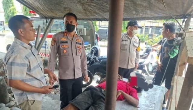 seorang_pria_ditemukan_tewas_di_atas_meja_depan_rumah_di_tanjung_morawa_polisi_lakukan_penyelidikan