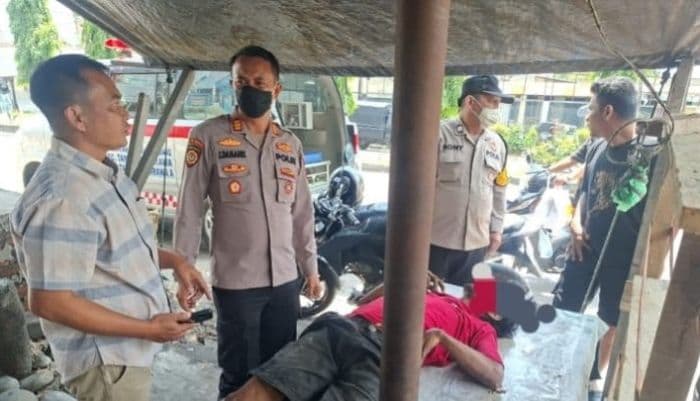 seorang_pria_ditemukan_tewas_di_atas_meja_depan_rumah_di_tanjung_morawa_polisi_lakukan_penyelidikan