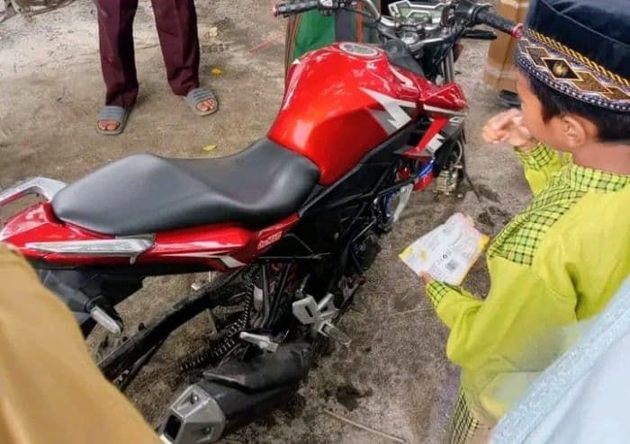 viral_dua_roda_motor_hilang_saat_pemilik_salat_jumat_di_masjid_al_muallim_batu_bara