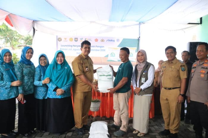 324_warga_kurang_mampu_di_binjai_terima_bantuan_beras_30_kg
