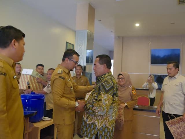 37_tahun_mengabdi_2_pejabat_senior_labusel_pamit_dan_dilepas_bupati