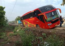 bekas_galian_pipa_gas_kembali_dikeluhkan_bus_antarprovinsi_terperosok_di_asahan