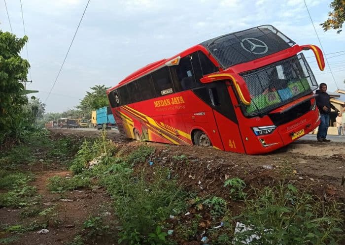 bekas_galian_pipa_gas_kembali_dikeluhkan_bus_antarprovinsi_terperosok_di_asahan