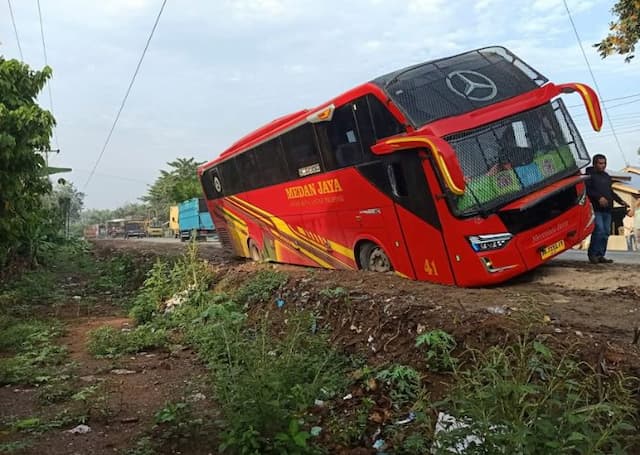 bekas_galian_pipa_gas_kembali_dikeluhkan_bus_antarprovinsi_terperosok_di_asahan