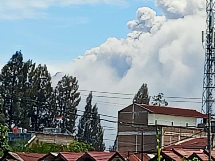 breaking_news_gunung_sinabung_erupsi_lagi_setelah_5_tahun_diam_abu_vulkanik_sembur_ke_arah_berastagi_