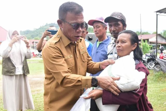 bupati_tapteng_launching_bantuan_pangan_13947_ton_untuk_46490_penerima