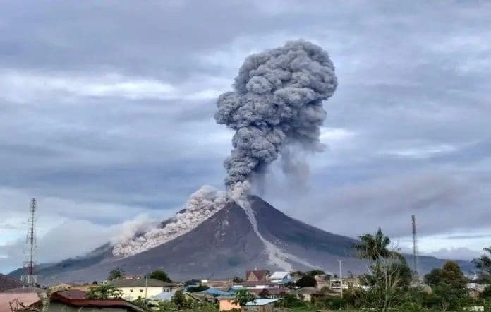 erupsi_gunung_sinabung_dua_anggota_dprd_sumut_imbau_warga_tetap_tenang_dan_waspada