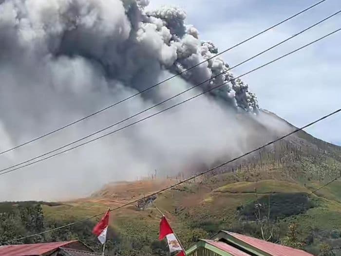 gunung_sinabung_erupsi_pagi_ini_bpbd_sumut_koordinasi_dengan_pos_pengamatan