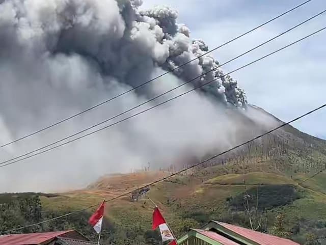 gunung_sinabung_erupsi_pagi_ini_bpbd_sumut_koordinasi_dengan_pos_pengamatan