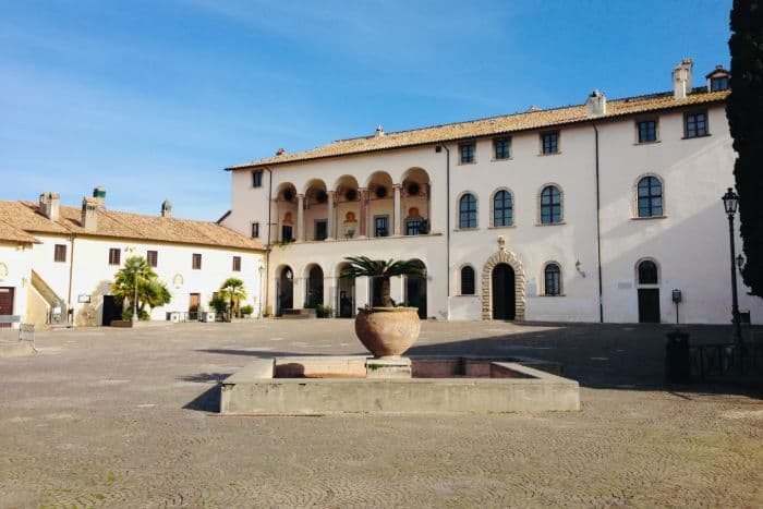 ingin_tidur_ala_bangsawan_dan_bertemu_putri_italia_palazzo_di_roma_ini_bisa_disewa