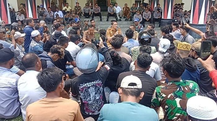 panas_ratusan_warga_dalihan_natolu_demo_di_kantor_bupati_palas_tuntut_tanah_adat_dikembalikan_