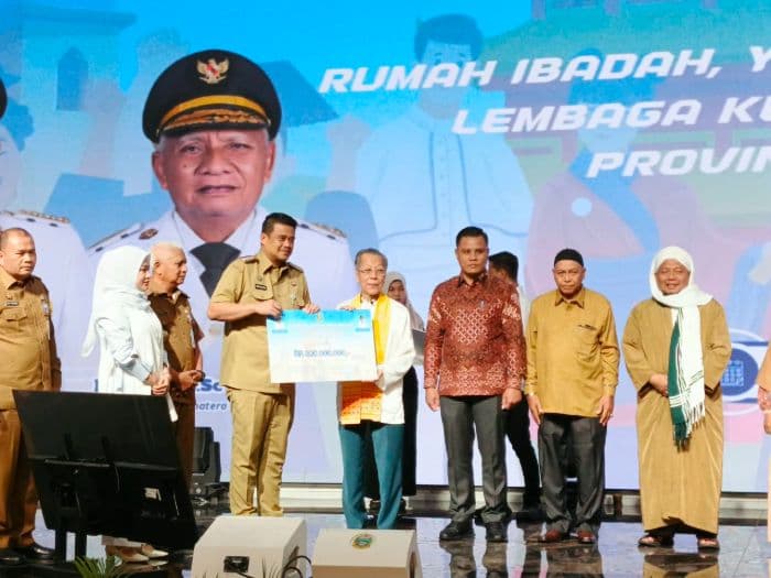 pemprov_sumut_salurkan_dana_hibah_kepada_567_penerima_ada_rumah_ibadah_hingga_beasiswa