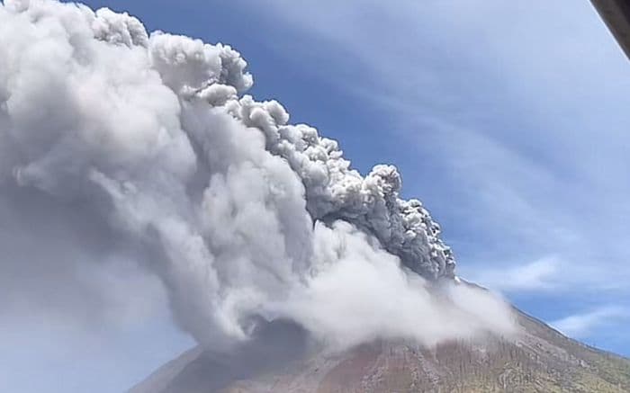 sinabung_erupsi_petani_kja_di_danau_toba_simalungun_diimbau_waspadai_abu_vulkanik