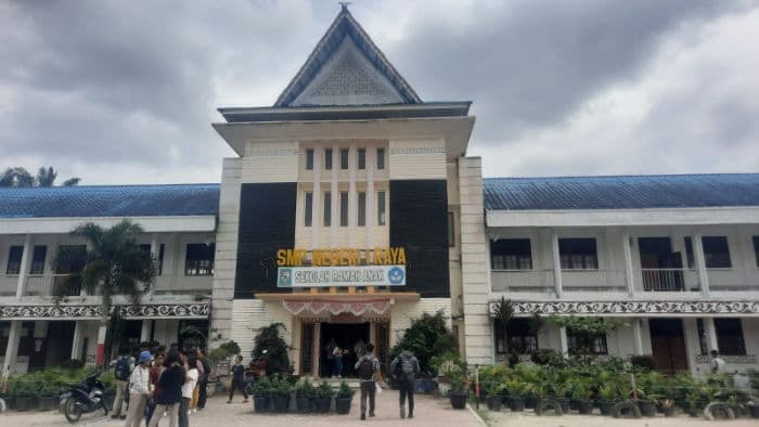 smp_negeri_1_raya_terima_dua_smart_tv_untuk_dukung_digitalisasi_pembelajaran