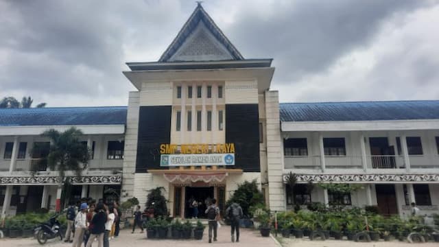smp_negeri_1_raya_terima_dua_smart_tv_untuk_dukung_digitalisasi_pembelajaran