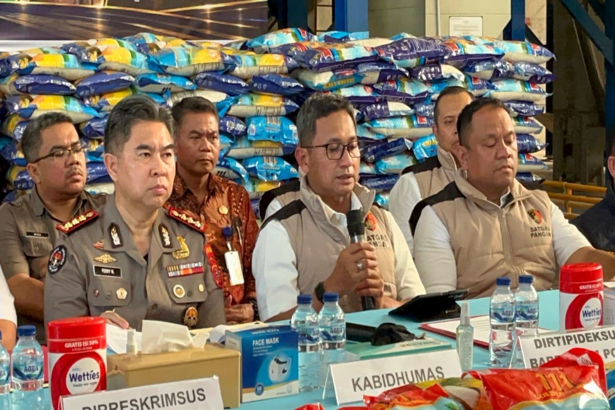 bareskrim_polri_dan_polda_sumut_sita_15_ton_beras_fortifikasi_tak_sesuai_label_di_medan
