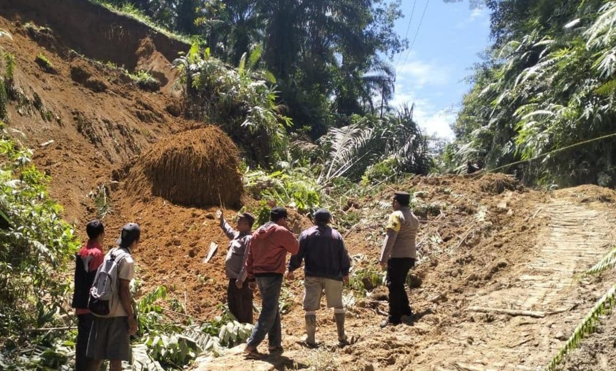 dua_kecamatan_di_simalungun_diterjang_longsor_jalan_dusun_terputus