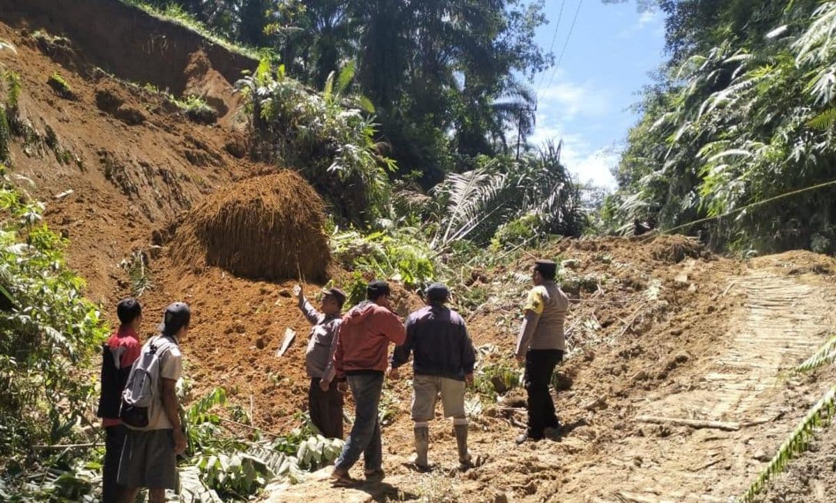 longsor_terjang_dua_kecamatan_di_simalungun_akses_jalan_dusun_terputus